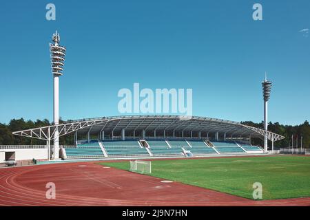 Vista delle bancarelle vuote dello stadio Meteor nella città di Zhukovsky, punto di riferimento: Zhukovsky, Russia - 22 maggio 2022 Foto Stock