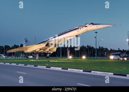 Vista del Tu-144 aereo in serata, un monumento nella città di Zhukovsky in memoria dei risultati dell'industria aeronautica domestica del Foto Stock