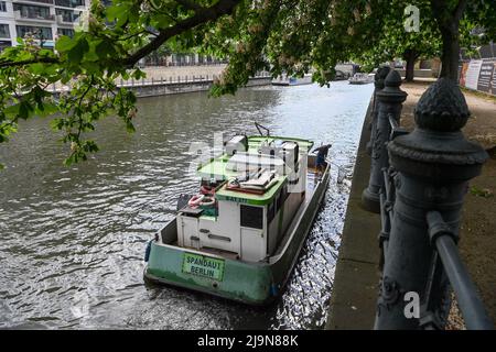 Berlino, Germania. 12th maggio 2022. La spazzatura viene raccolta dal fiume Sprea da una barca a Mitte. Credit: Jens Kalaene/dpa/Alamy Live News Foto Stock