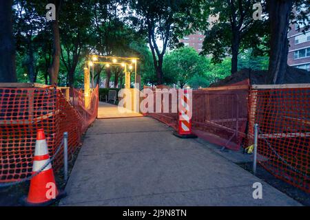 Ponte e capannone per la sicurezza pedonale su uno scavo in un complesso di appartamenti a Chelsea a New York il Martedì, 17 maggio 2022. (© Richard B. Levine) Foto Stock