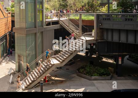 La gente esce ed entra nell'High Line Park a Hudson Yards a New York domenica 22 maggio 2022. .(© Richard B. Levine) Foto Stock