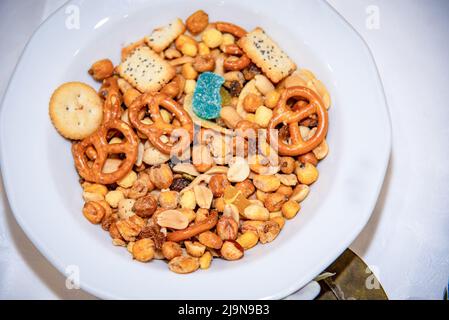 piatto di frutta secca mista in un piatto bianco, vista dall'alto Foto Stock