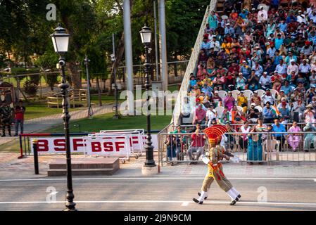 Sfilata alla cerimonia di bandiera al confine di Wagah-Attari tra India e Pakistan Foto Stock