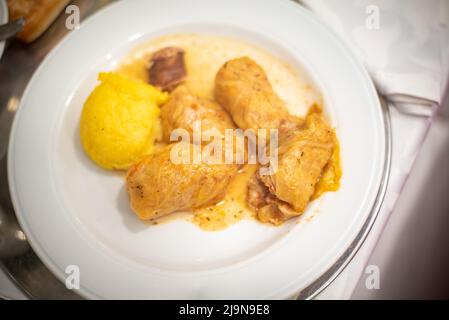 sarmale con polenta, panna acida, costolette e peperoni caldi, in un ristorante Foto Stock