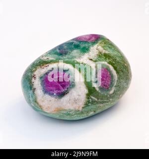 Macro primo piano Fotografia a colori di un lucido ' Ruby in Fuchsite ' una gemma di cristallo semi preziosa usata nella terapia di guarigione del cristallo Foto Stock