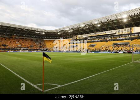 Dresda, Germania. 24th maggio 2022. Calcio: 2. Bundesliga - Relegation, Dynamo Dresden - 1. FC Kaiserslautern, Relegation, seconda tappa, Rudolf-Harbig-Stadion. Vista dello stadio prima dell'inizio della partita. NOTA IMPORTANTE: In conformità con i requisiti della DFL Deutsche Fußball Liga e della DFB Deutscher Fußball-Bund, è vietato utilizzare o utilizzare fotografie scattate nello stadio e/o della partita sotto forma di immagini di sequenza e/o di serie fotografiche video-simili. Credit: Jan Woitas/dpa/Alamy Live News Foto Stock