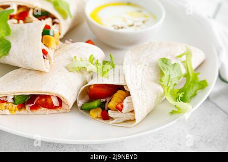 Il pollo greco avvolge souvlaki con verdure e tzatziki sause Foto Stock