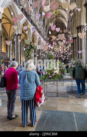Salisbury Flower Festival, Salisbury Cathedral, Salisbury, Wiltshire Regno Unito nel mese di maggio Foto Stock