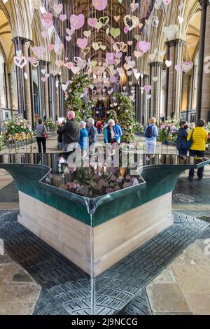 Salisbury Flower Festival, Salisbury Cathedral, Salisbury, Wiltshire Regno Unito nel mese di maggio Foto Stock