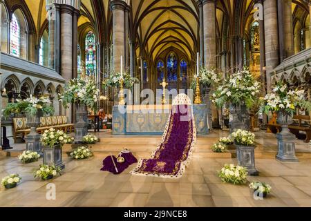 La mostra Crown, Orb e Scepter per il Giubileo del platino della Regina al Festival dei Fiori di Salisbury, alla Cattedrale di Salisbury, Salisbury, Wiltshire UK a maggio Foto Stock