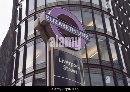 Londra, Regno Unito. 24th maggio 2022. Indicazioni per la stazione di Liverpool Street. Elizabeth Line, il nuovo servizio ferroviario Crossrail di Londra e la linea della metropolitana, sarà aperto il 24th maggio dopo numerosi ritardi. La costruzione della linea è iniziata nel 2009 ed è stata originariamente prevista per l'apertura nel 2018. Credit: Vuk Valcic/Alamy Live News Foto Stock