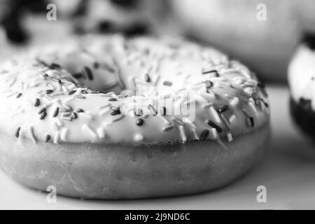 Primo piano su anello ciambella con smalto bianco e centinaia e migliaia di immagini in bianco e nero Foto Stock