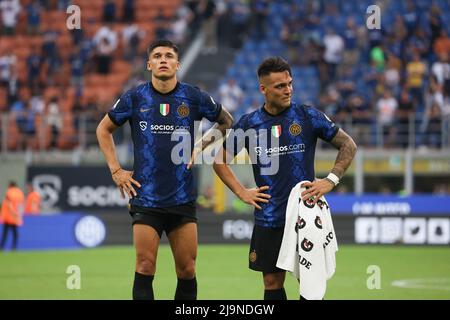 Lautaro Martinez del FC Internazionale e Joaquin Correa del FC Internazionale reagiscono perdendo durante la Serie Una partita tra Inter e Sampdoria allo Stadio Giuseppe Meazza il 22 maggio 2022 a Milano.&#XA; Foto Stock