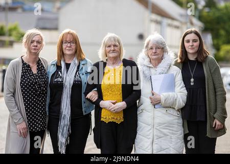 (Da sinistra) la nipote di John Moran Lisa Clarke, la sorella Martina Moran, la sorella Annie Clarke, la sorella Veronica Donnelly e la nipote Roisin Reid si trovano all'esterno del tribunale di Banbridge, nell'Irlanda del Nord, dove sta avvenendo un'inchiesta alla sua morte. Foto Stock