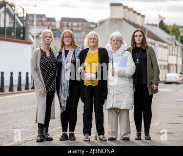 (Da sinistra) la nipote di John Moran Lisa Clarke, la sorella Martina Moran, la sorella Annie Clarke, la sorella Veronica Donnelly e la nipote Roisin Reid si trovano all'esterno del tribunale di Banbridge, nell'Irlanda del Nord, dove sta avvenendo un'inchiesta alla sua morte. Foto Stock