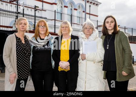 (Da sinistra) la nipote di John Moran Lisa Clarke, la sorella Martina Moran, la sorella Annie Clarke, la sorella Veronica Donnelly e la nipote Roisin Reid si trovano all'esterno del tribunale di Banbridge, nell'Irlanda del Nord, dove sta avvenendo un'inchiesta alla sua morte. Foto Stock