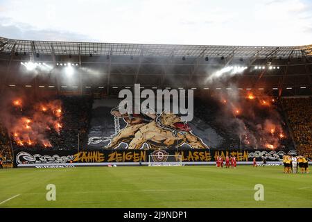 24 maggio 2022, Sassonia, Dresda: Calcio: 2. Bundesliga - Relegation, Dynamo Dresden - 1. FC Kaiserslautern, Relegation, seconda tappa, Rudolf-Harbig-Stadion. 'Zähne Zeigen Klasse Halten' è scritto su un banner dei tifosi di Dresda durante una coreografia in cui sono accesi anche i fuochi del Bengala. NOTA IMPORTANTE: In conformità con i requisiti della DFL Deutsche Fußball Liga e della DFB Deutscher Fußball-Bund, è vietato utilizzare o utilizzare fotografie scattate nello stadio e/o della partita sotto forma di immagini di sequenza e/o di serie fotografiche video-simili. Foto: Jan Woitas/dpa Foto Stock