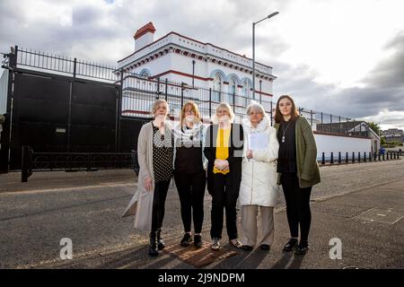 (Da sinistra) la nipote di John Moran Lisa Clarke, la sorella Martina Moran, la sorella Annie Clarke, la sorella Veronica Donnelly e la nipote Roisin Reid si trovano all'esterno del tribunale di Banbridge, nell'Irlanda del Nord, dove sta avvenendo un'inchiesta alla sua morte. Foto Stock