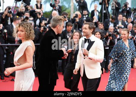 25 maggio 2022, Cannes, Cote d'Azur, Francia: I membri dell'ONU CERTE GIURIE ballano sul tappeto rosso mentre partecipano alla cerimonia del 75th anniversario durante il Festival annuale del Cinema di Cannes 75th (Credit Image: © Mickael Chavet/ZUMA Press Wire) Foto Stock