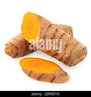 Radice di curcuma tagliata isolata su bianco. Foto Stock