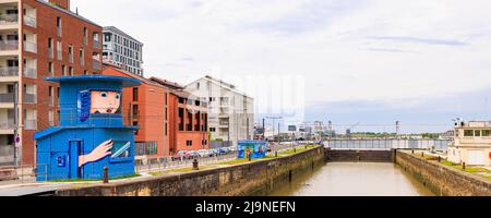 Bordeaux, Francia - 27 aprile 2022: Casa colonnina dipinta ponte vicino al meuseo del vino centro città di Bordeaux nel sud-ovest della Francia, Foto Stock