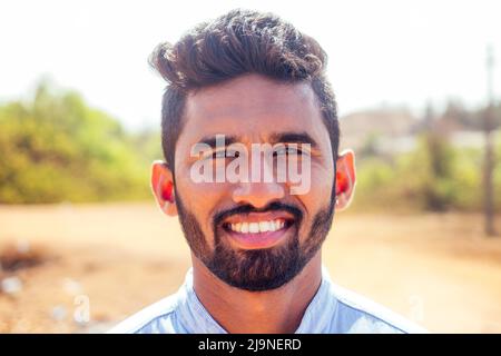 Ritratto di bello casuale indiano maschio neve bianco sorridente diamante orecchino nell'orecchio piercing, cosmetologia facciale barbershop barba Foto Stock