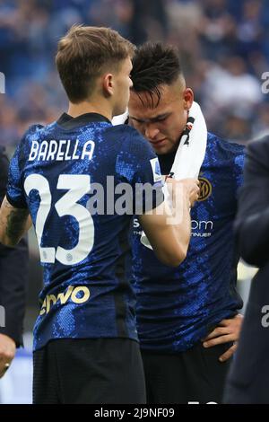 Nicolò’ Barella del FC Internazionale e Lautaro Martinez del FC Internazionale reagiscono perdendo durante la Serie Una partita tra Inter e Sampdoria allo Stadio Giuseppe Meazza il 22 maggio 2022 a Milano.&#XA; Foto Stock