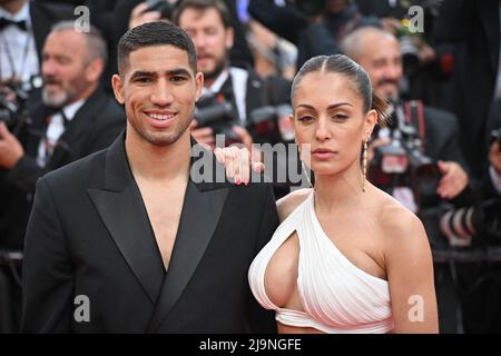 Achraf Hakimi, Hiba Abouk partecipa alla prima del film The Innoncent durante il Festival del Cinema di Cannes del 75th a Cannes, in Francia, il 24 maggio 2022. Foto di Julien Reynaud/APS-Medias/ABACAPRESSS.COM Foto Stock