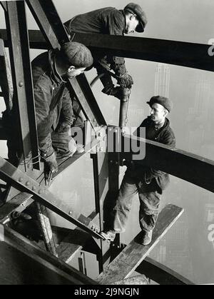 Lewis Hine - Fotografia di costruzione - i tre rivettatori, Empire state Building - 1931 Foto Stock