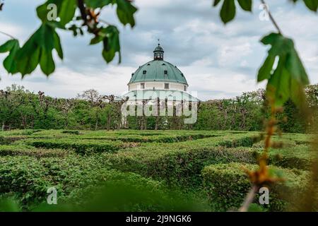 Kromeriz, Repubblica Ceca. Giardino dei fiori costruito in stile barocco francese, incluso nella lista del patrimonio mondiale dell'UNESCO. Labirinto di pareti verdi, floreali e scultori Foto Stock