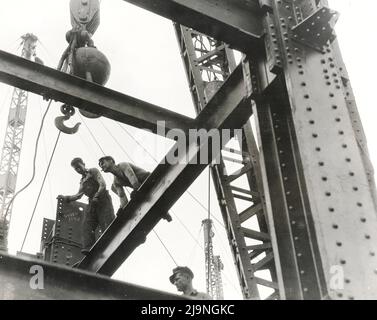 Lewis Hine - Fotografia delle costruzioni - Empire State Building Girders and Workers - 1931 Foto Stock