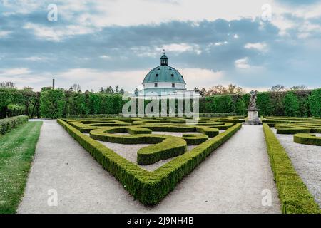 Kromeriz, Repubblica Ceca. Giardino dei fiori costruito in stile barocco francese, incluso nella lista del patrimonio mondiale dell'UNESCO. Labirinto di pareti verdi, floreali e scultori Foto Stock