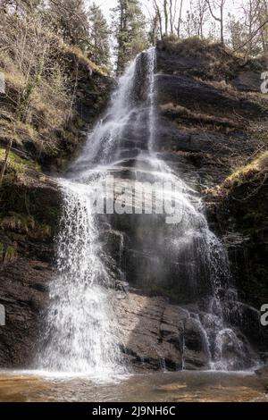 cascata di uguna nelle montagne dei paesi baschi nel parco naturale di gorbea Foto Stock