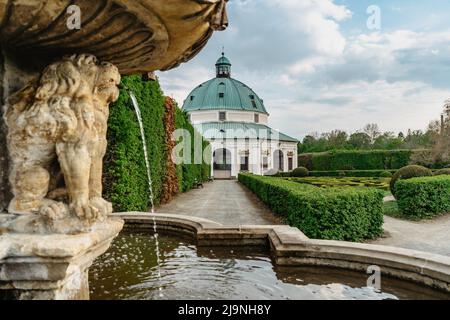 Kromeriz, Repubblica Ceca-Maggio 3,2022.Fontana del Leone in Giardino dei Fiori costruito in stile barocco francese, incluso nella lista del patrimonio mondiale dell'UNESCO.Labirinto di gr Foto Stock