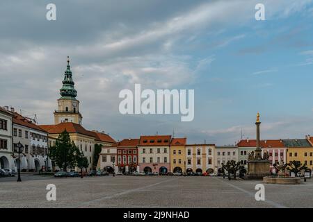 Kromeriz, Repubblica Ceca-Maggio 3,2022. Colonna mariana barocca e la storica Grande Piazza in ceco Town.Renaissance case, fontana, arcivescovi Chateau Foto Stock