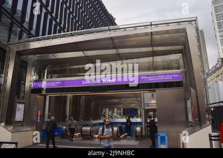 Londra, Regno Unito. 24th maggio 2022. Ingresso alla stazione di Liverpool Street, Elizabeth Line. Il nuovo servizio ferroviario Crossrail di Londra e la linea della metropolitana sono finalmente aperti dopo numerosi ritardi. La costruzione della linea è iniziata nel 2009 ed è stata originariamente prevista per l'apertura nel 2018. Foto Stock