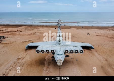 Abbandonato sovietico classe Lun ekranoplan sulla costa del Mar Caspio, vista aerea. Foto Stock