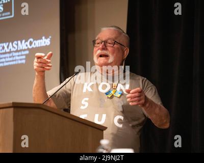 L'ex presidente polacco Lech Walesa parla al Club Polacco e ha invitato gli ospiti dell'Università del Texas. Walesa è uno statista polacco, dissidente e premio Nobel per la pace che ha servito come presidente della Polonia dal 1990 al 1995. Walesa divenne il primo presidente della Polonia eletto democraticamente dal 1926 e il primo eletto con voto popolare. Elettricista di cantieri navali per commercio, Walesa divenne il leader del movimento di solidarietà polacco, e guidò uno sforzo pro-democratico di successo che nel 1989 pose fine al governo comunista e inaugurò la fine della Guerra fredda. ©Bob Daemmrich Foto Stock