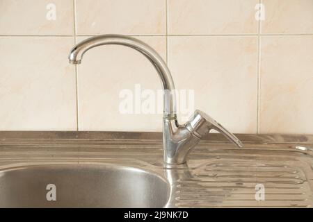 Cucina lavello e rubinetto in cucina in appartamento, rubinetto e rubinetto, impianto idraulico Foto Stock