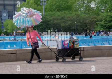 In un dolce giorno di primavera, un venditore vende caramelle di cotone e giocattoli all'aperto a Flushing Meadows Corona Park a Queens, New York City. Foto Stock