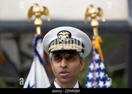 Washington, Stati Uniti d'America. 23rd maggio 2022. Chirurgo generale degli Stati Uniti Vivek Murthy fa osservazioni in onore del mese di consapevolezza di salute mentale al Children's National Hospital di Washington, DC, 23 maggio 2022. Credit: Chris Kleponis/Pool/Sipa USA Credit: Sipa USA/Alamy Live News Foto Stock