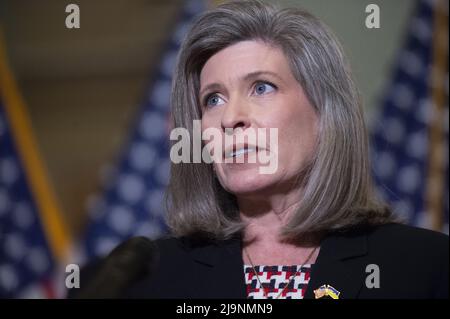 Washington, Stati Uniti. 24th maggio 2022. Il Sen. Joni Ernst, R-IA, parla durante la conferenza stampa repubblicana settimanale dopo il Caucus del Senato pranzo al Campidoglio degli Stati Uniti a Washington, DC Martedì, 24 maggio 2022. Foto di Bonnie Cash/UPI Credit: UPI/Alamy Live News Foto Stock