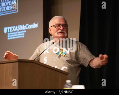 Austin, Texas, Stati Uniti. 5th maggio 2022. L'ex presidente polacco Lech Walesa parla con il Club Polacco e ha invitato gli ospiti dell'Univeristy of Texas. Walesa (29 settembre 1943) è un statista polacco, dissidente e premio Nobel per la pace, che ha ricoperto il ruolo di presidente della Polonia dal 1990 al 1995. Walesa divenne il primo presidente della Polonia eletto democraticamente dal 1926 e il primo eletto con voto popolare. Elettricista di cantieri navali per commercio, Walesa divenne il leader del movimento di solidarietà polacco, e guidò uno sforzo pro-democratico di successo che nel 1989 pose fine al governo comunista e alla corsa Foto Stock