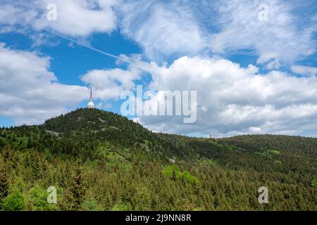 Cima del monte Jested con tipica torre panoramica conica, hotel e trasmettitore come visto dalla vista 'Cerveny kamen' sulle sue pendici. Foto Stock