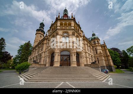 Facciata del Museo della Boemia settentrionale a Liberec (Reichenberg), ex Kunstgewerbemuseum tedesco e un esempio di romanticismo architettonico. Foto Stock