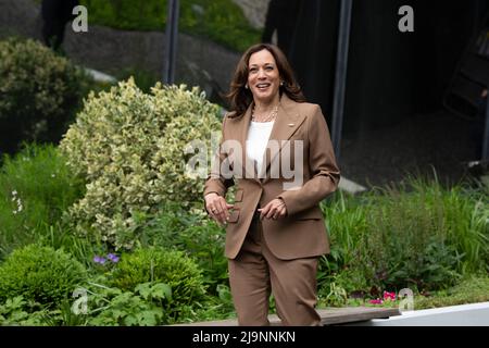 Washington, Stati Uniti d'America. 23rd maggio 2022. Il Vice Presidente degli Stati Uniti Kamala Harris arriva a fare osservazioni in onore del mese di consapevolezza della salute mentale al Children's National Hospital di Washington, DC, 23 maggio 2022. Credit: Chris Kleponis/Pool/Sipa USA Credit: Sipa USA/Alamy Live News Foto Stock