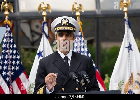 Washington, Stati Uniti d'America. 23rd maggio 2022. Chirurgo generale degli Stati Uniti Vivek Murthy fa osservazioni in onore del mese di consapevolezza di salute mentale al Children's National Hospital di Washington, DC, 23 maggio 2022. Credit: Chris Kleponis/Pool/Sipa USA Credit: Sipa USA/Alamy Live News Foto Stock