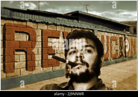 Una foto di Ernesto che Guevara combattente della rivoluzione cubana sullo sfondo di un murale dedicato alla rivoluzione. Foto Stock