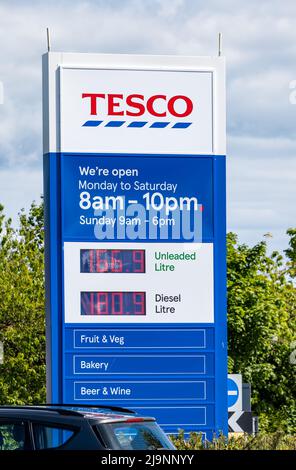 Cartello presso il distributore di benzina del supermercato Tesco con prezzi del carburante, North Berwick, East Lothian, Scotland, UK Foto Stock