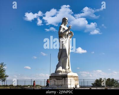 Il Cristo di l'Avana, una grande scultura raffigurante Gesù di Nazaret sulla cima di una collina che si affaccia sulla baia di Havana, Cuba. Foto Stock